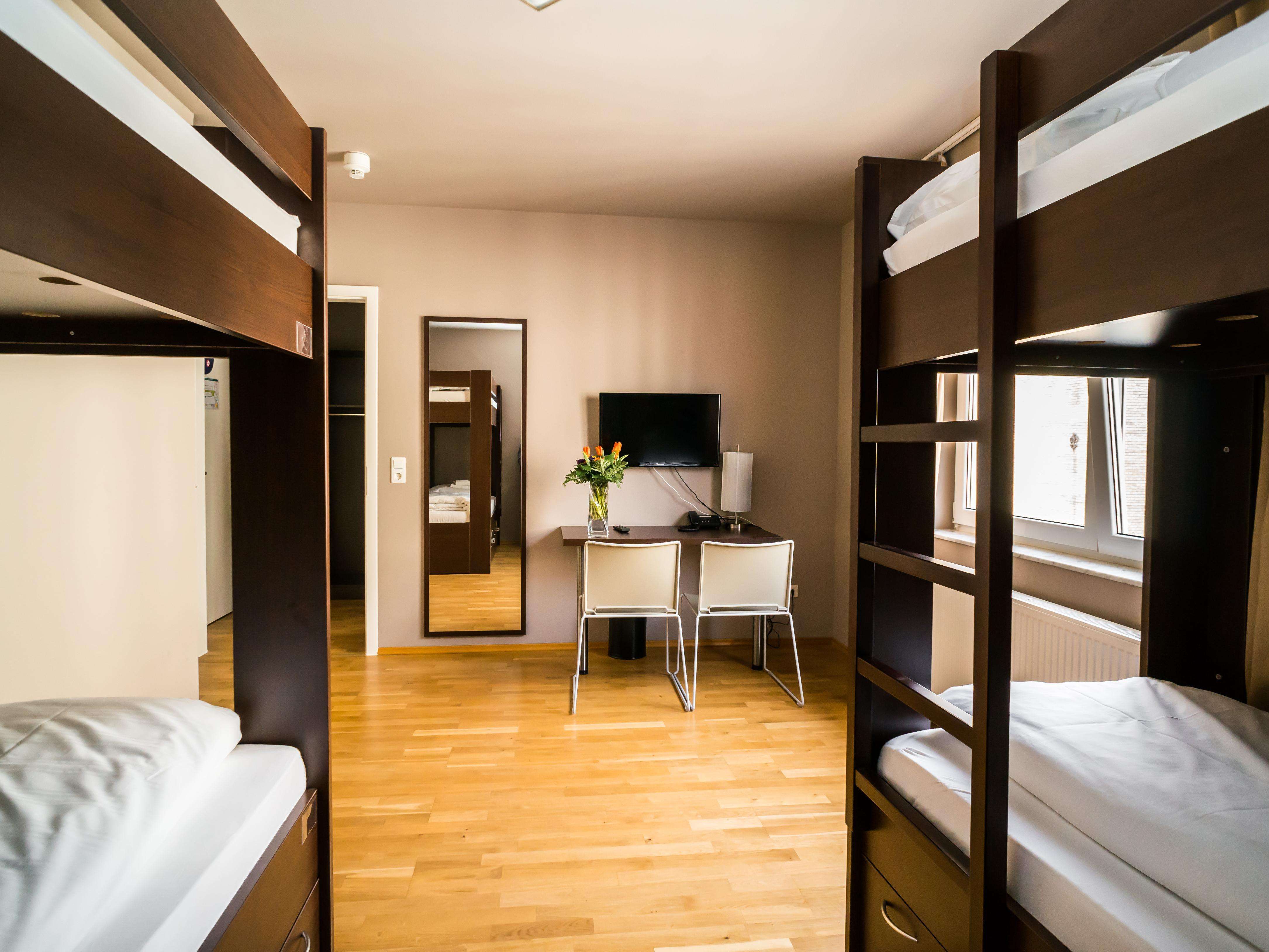 企業(yè)宿舍上下鋪鐵床組裝案例