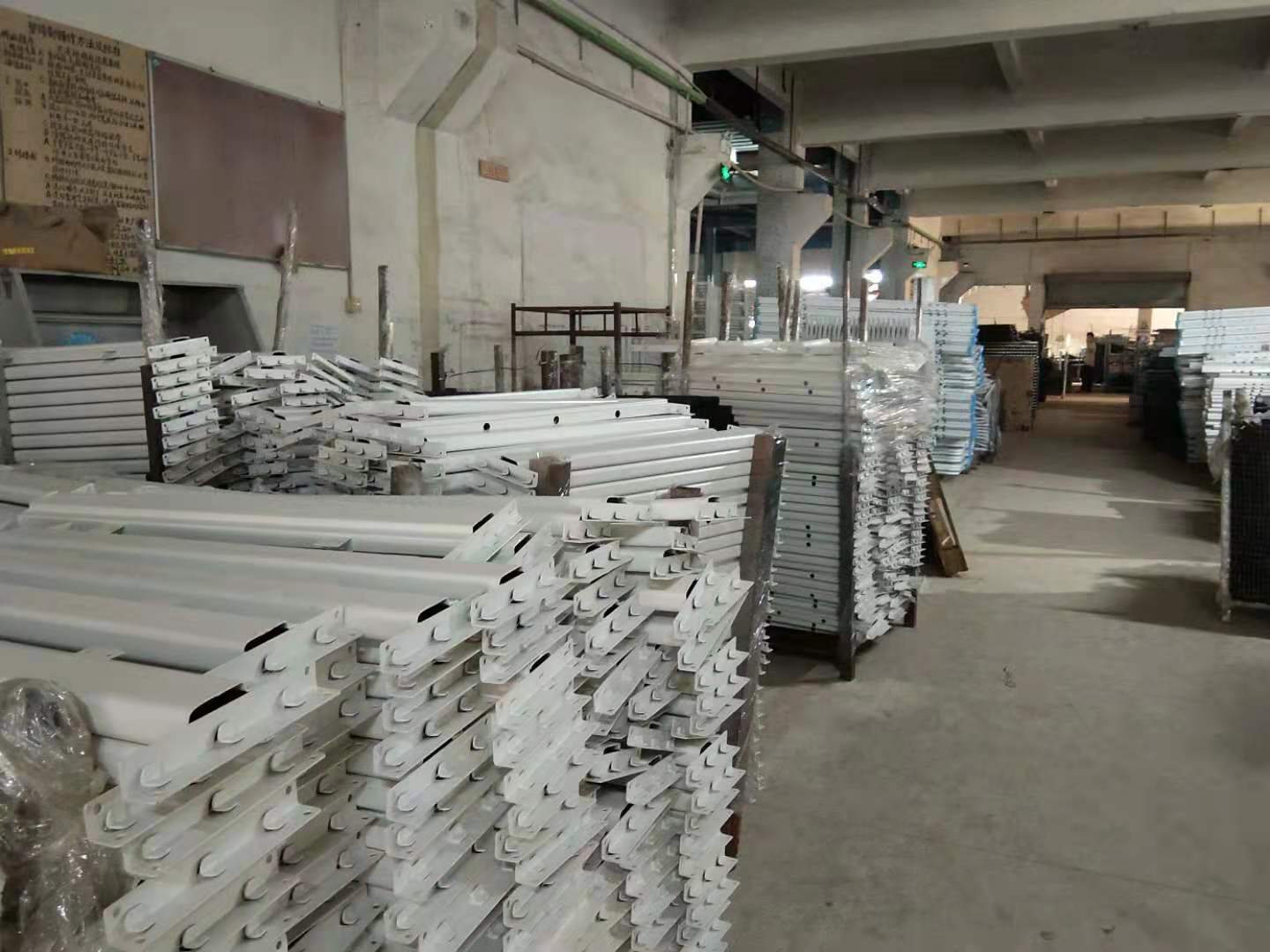 鐵架床是用鐵床板好還是木床板好？