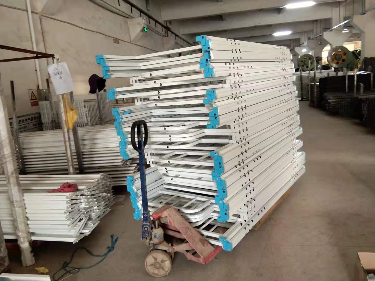 署假之際，我們正在做學(xué)校宿舍雙層鐵床！