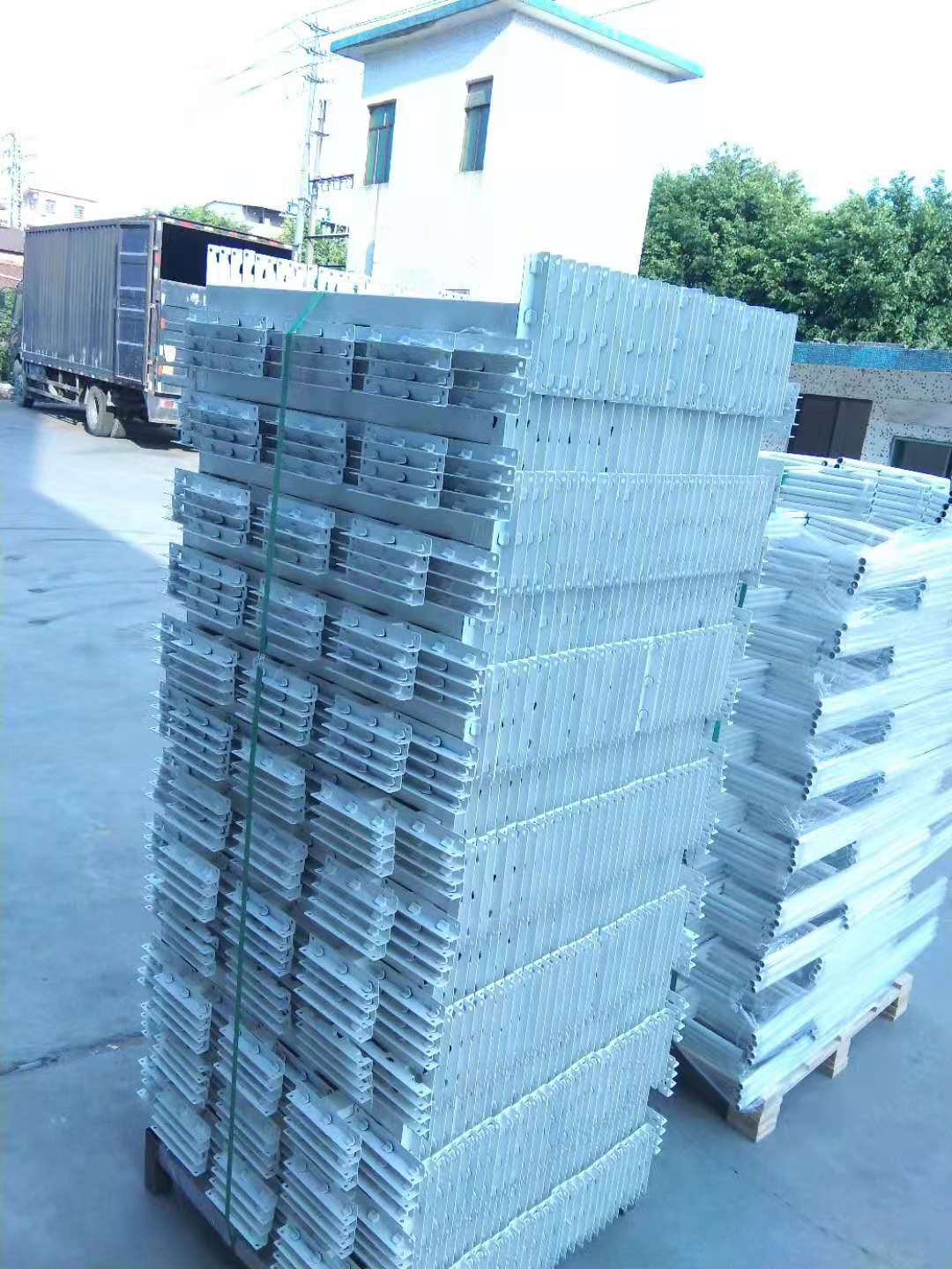 上下鋪鐵床用什么材料做的好？